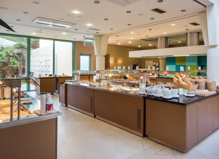 Bufety oferują kuchnię międzynarodową i lokalną