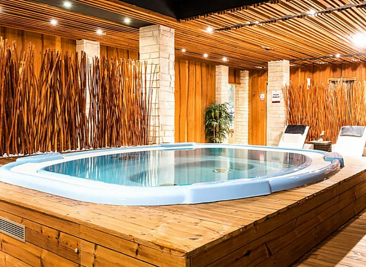 W strefie wellness jest ogólnodostępne jacuzzi