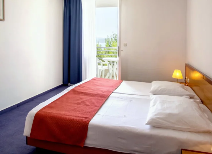 Pokój standard twin ma balkon skierowany w stronę morza