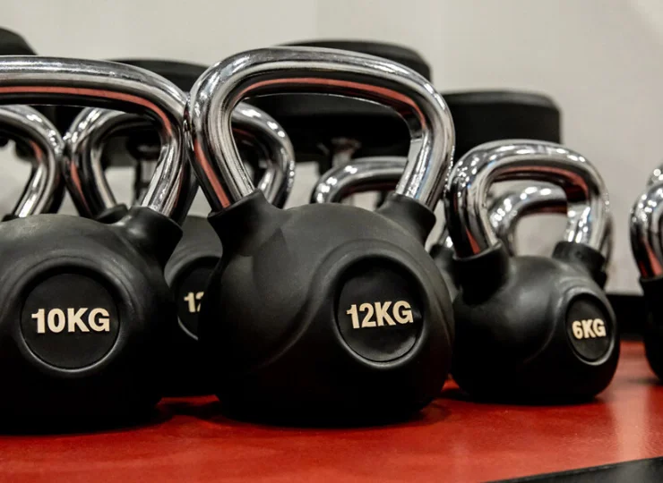 Znajduje się tu sprzęt do ćwiczeń dla początkujących i średniozaawansowanych