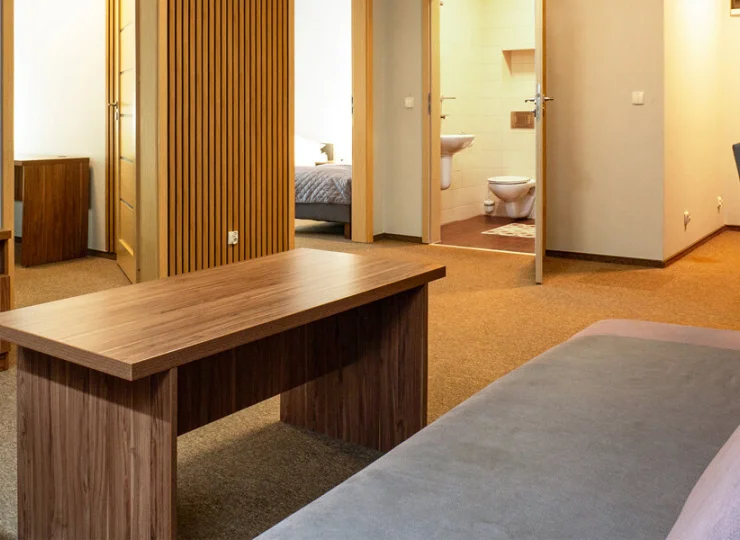 W apartamencie 3-pokojowym jest salon i 2 osobne sypialnie