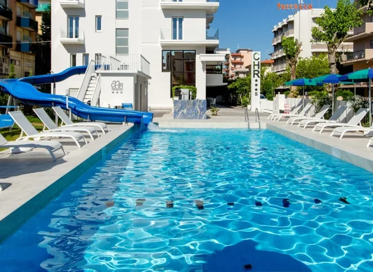 Goście mogą korzystać ze strefy basenowej w Piscina Residence Village