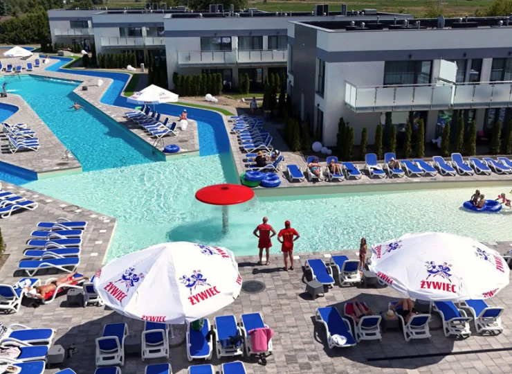 Wokół rozległego basenu powstała strefa plażowa