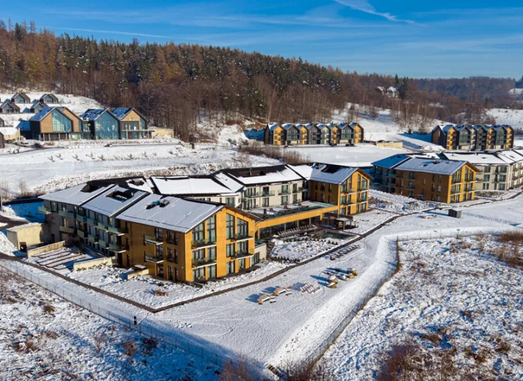 Resort znajduje się blisko kilku cenionych kompleksów narciarskich