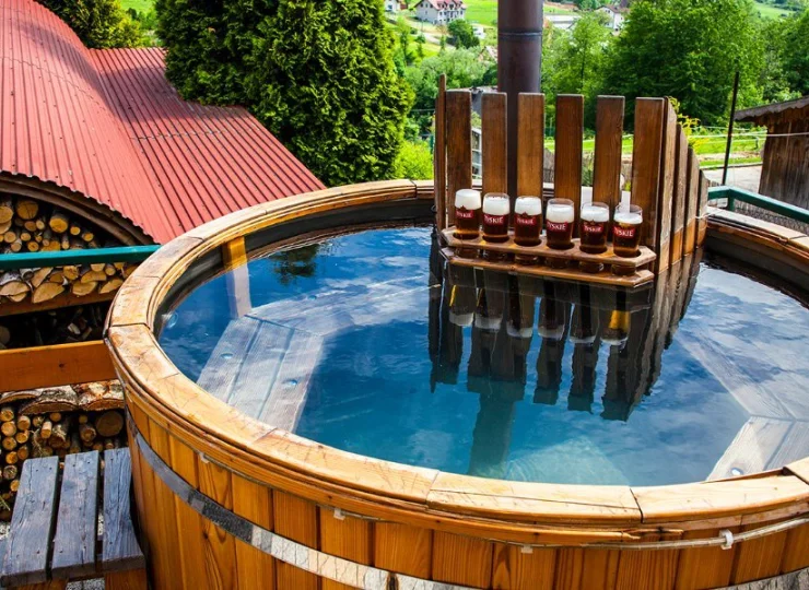 Ruska bania położona blisko restauracji pozwala na kąpiel nawet z drinkiem