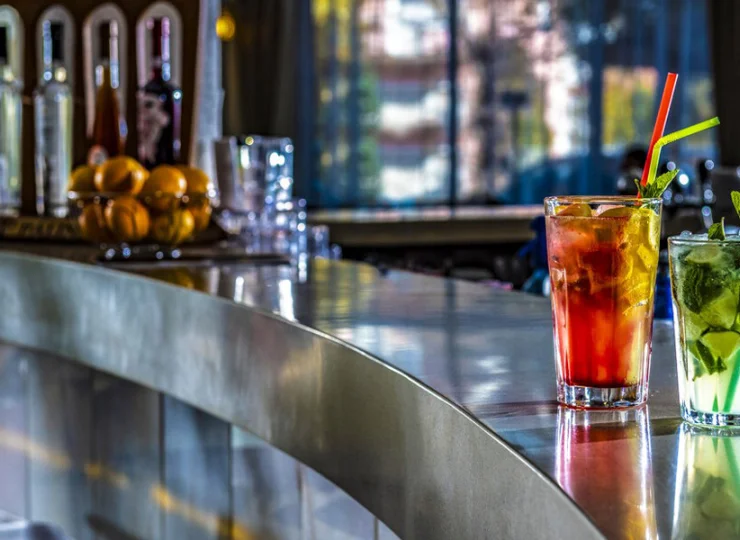 W hotelu znajduje się nowoczesny drink bar