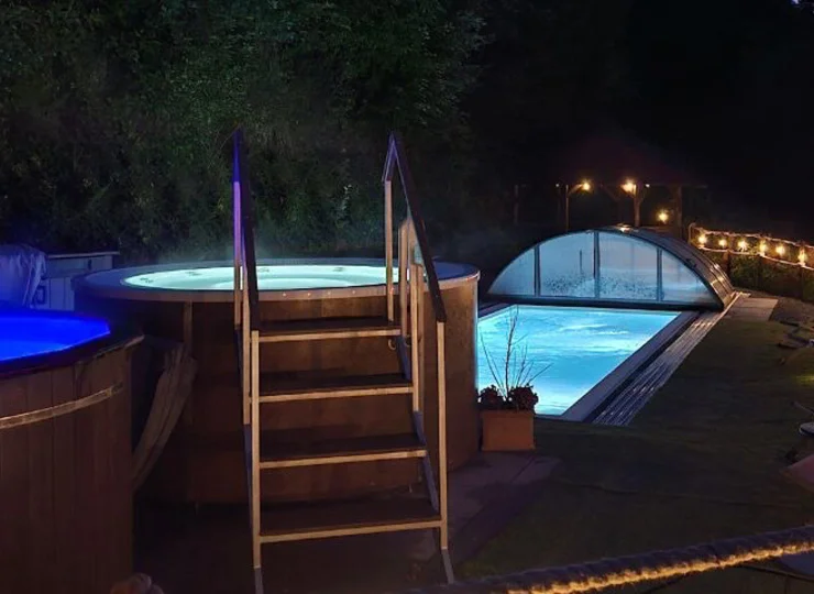 Mieści się tu zewnętrzna sauna fińska oraz jacuzzi
