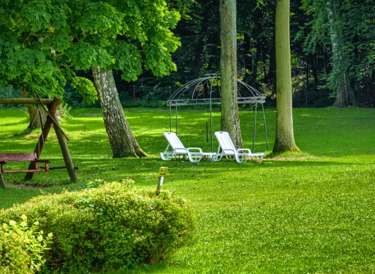 W hotelowym ogrodzie nie brakuje miejsc do relaksu