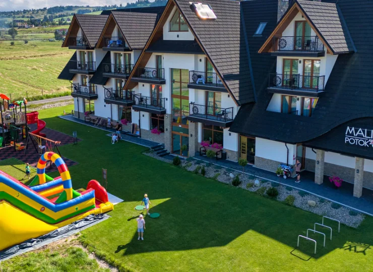 Letnia oferta dmuchańców uatrakcyjnia pobyt dzieciom