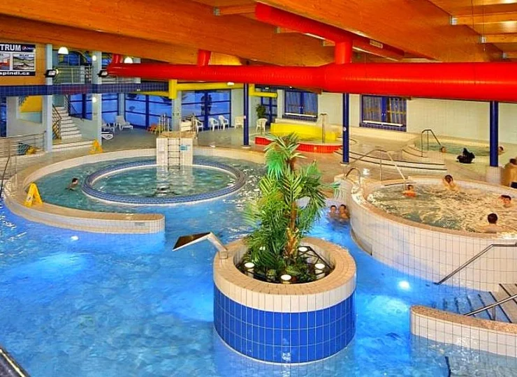 Na gości czeka atrakcyjny aquapark z basenami, zjeżdżalniami i saunami