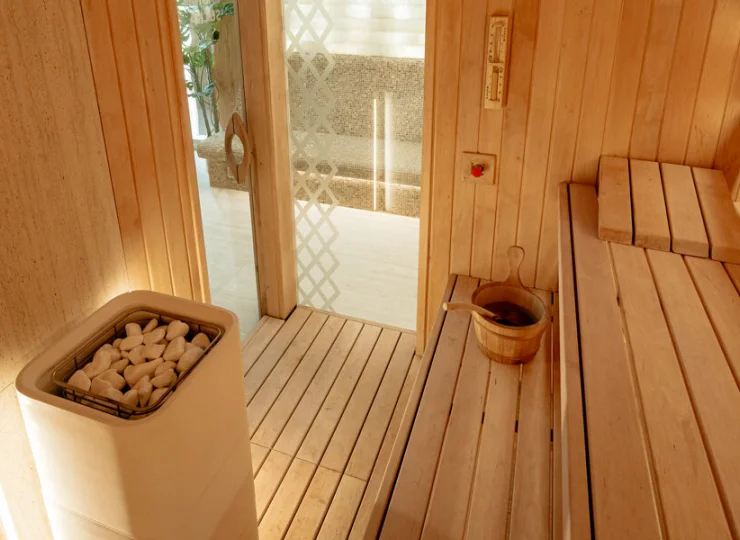 Oprócz tego można skorzystać z sauny suchej i łaźni parowej