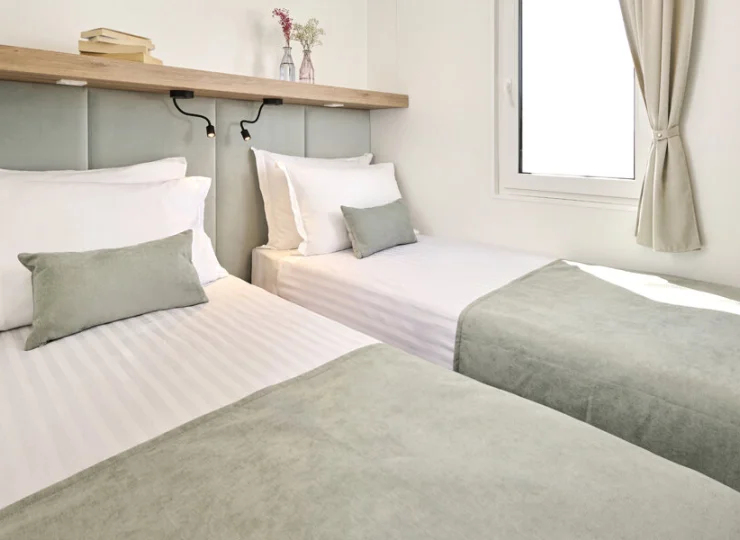 Jedna z sypialni w Luxury Glamping Home