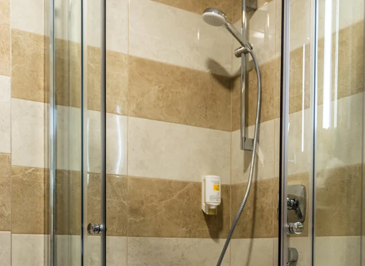 W łazience jest suszarka do włosów, ręczniki i kosmetyki