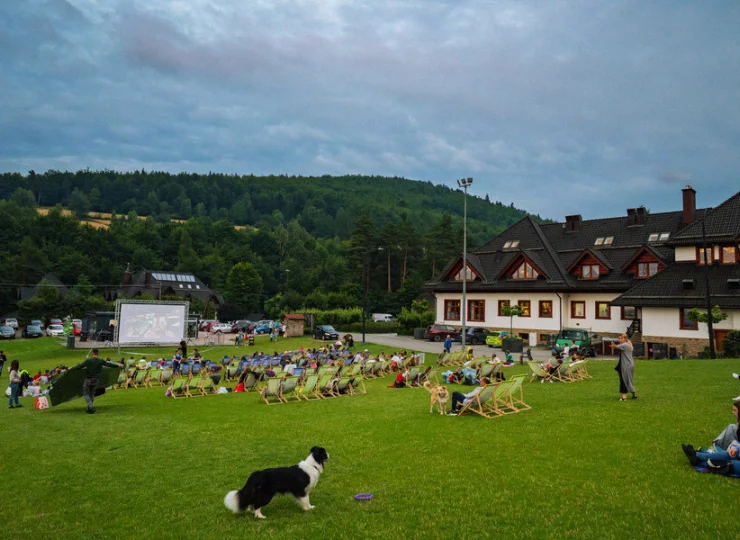 Latem przed hotelem są organizowane pokazy kina plenerowego