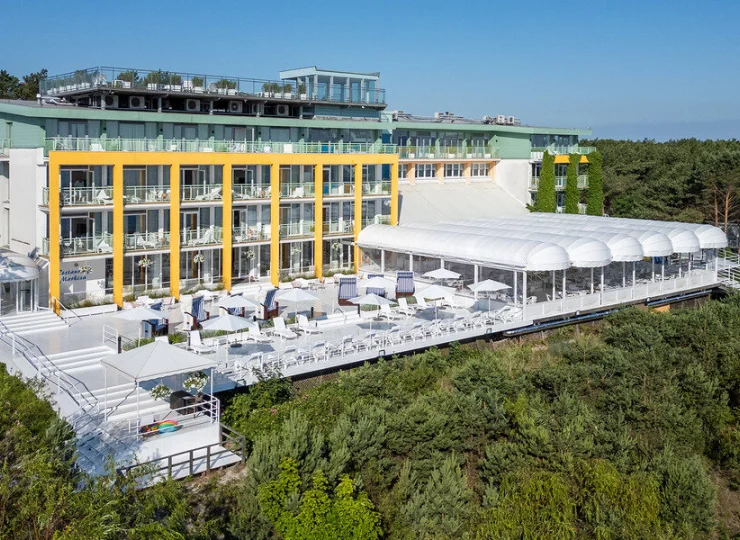 Hotel jest otoczony nadmorskim lasem