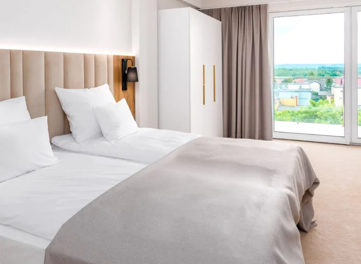 Oraz odrębną sypialnię (apartament superior)