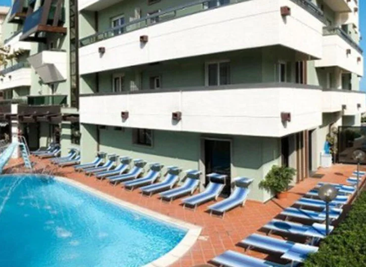 Na tarasie słonecznym obok basenu ustawiono leżaki