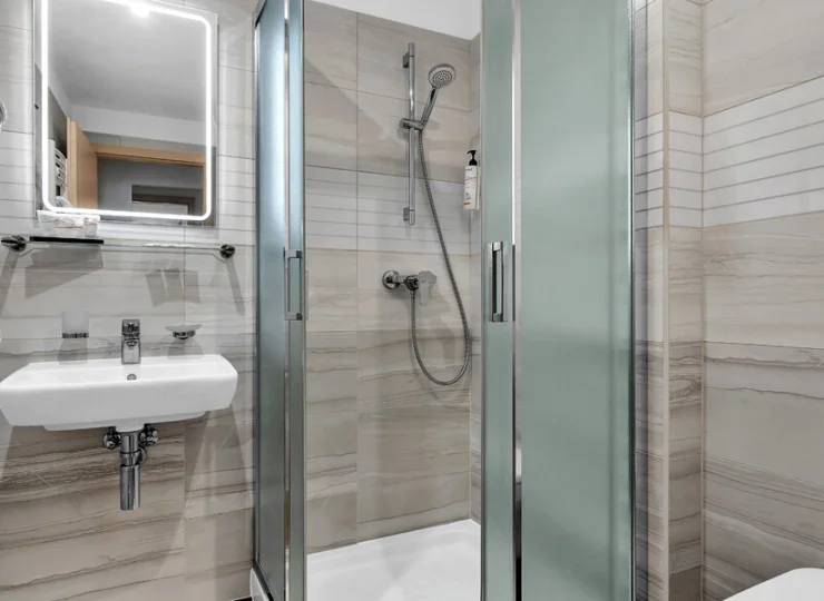 Na gości czeka prywatna łazienka z kabiną prysznicową