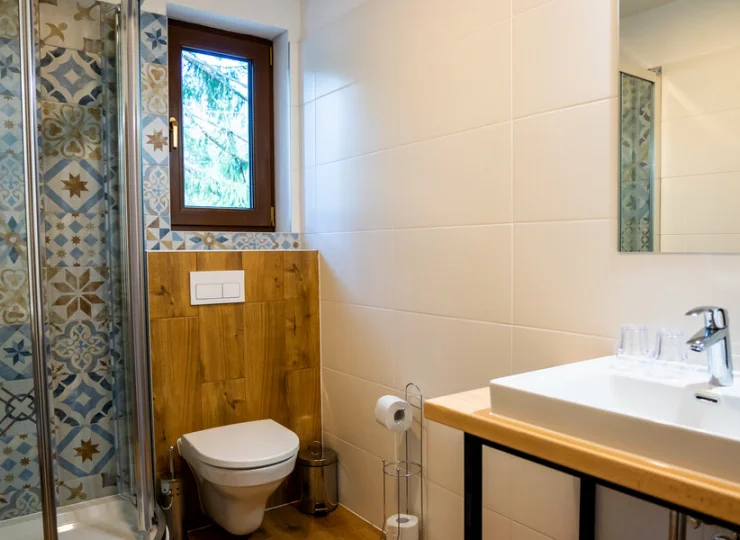 W eleganckich łazienkach jest prysznic, suszarka do włosów i kosmetyki