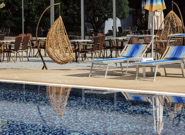 W strefie zewnętrznego relaksu jest orzeźwiający basen oraz oddzielny dla dzieci