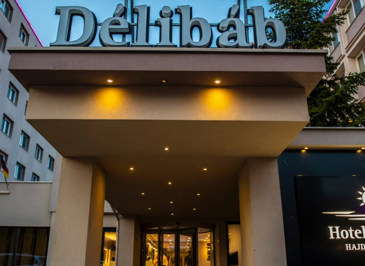 Budynek hotelu Délibáb w Hajdúszoboszló