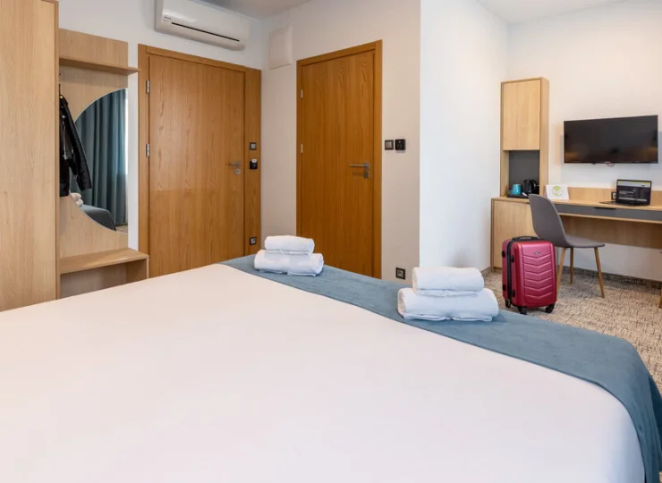 Pokoje wyposażono m.in. w lodówki i sejf