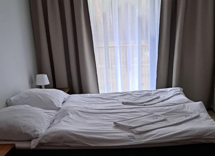 Pokoje typu standard mają wspólną łazienkę oraz toaletę