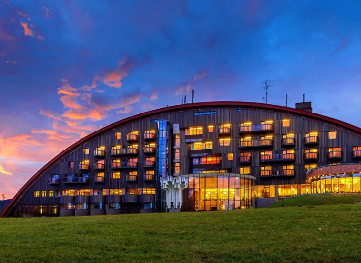 President Hotel Montfort o zachodzie słońca