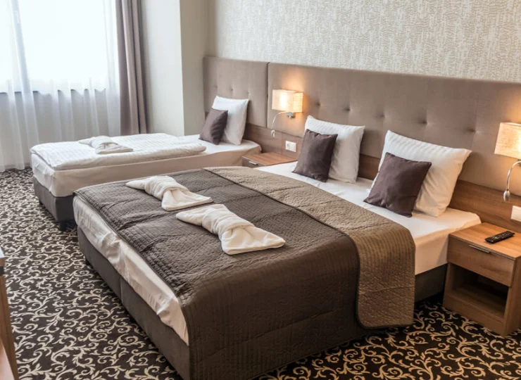 W pokojach rodzinnych jest możliwość nawet 2 dostawek