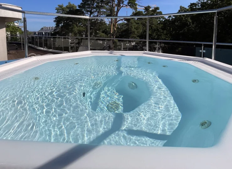 Na dachu mieści się jacuzzi z widokiem na las