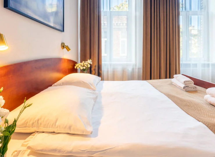 Pokoje są jasne i utrzymane w stonowanych barwach