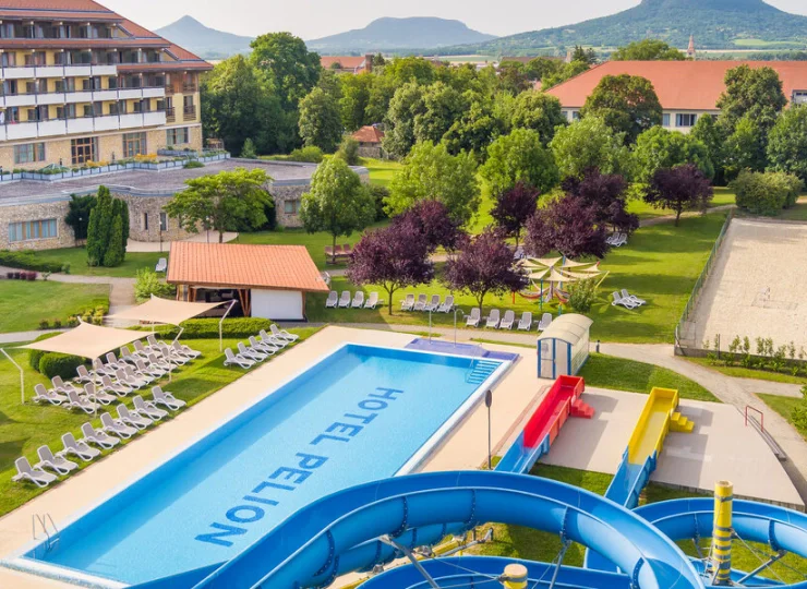 Latem na gości czeka wypełniony atrakcjami zewnętrzny aquapark