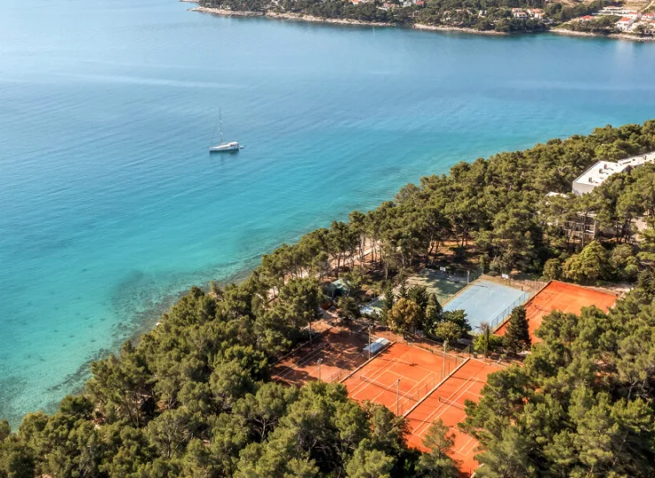 Goście mogą korzystać z kortów tenisowych (za opłatą)