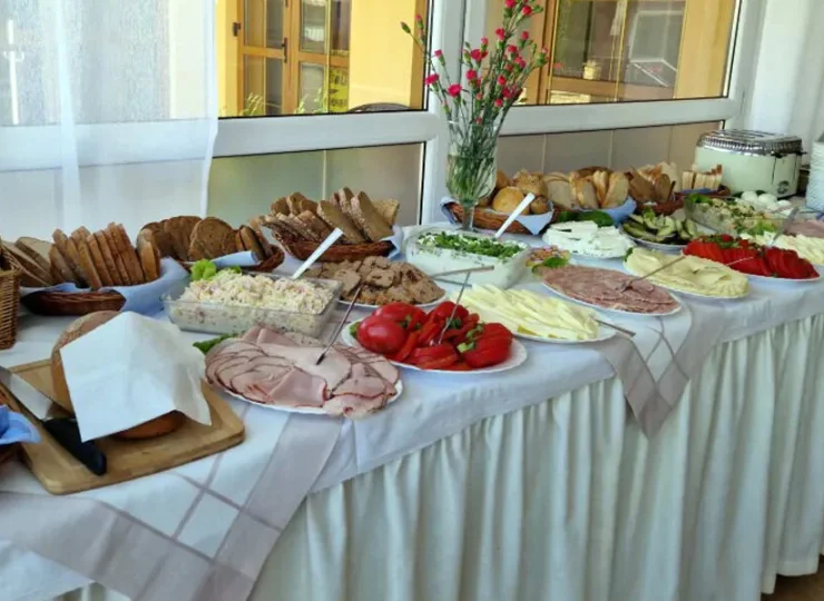 Goście są tutaj karmieni wyśmienitymi domowymi posiłkami