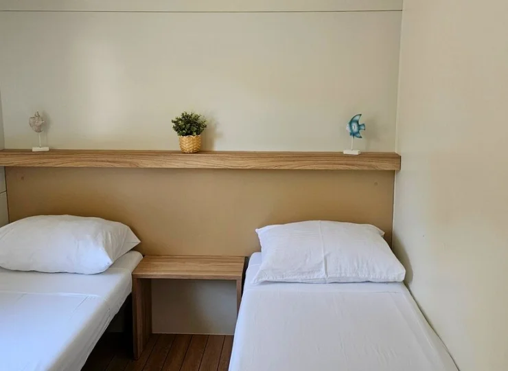 Jedna z sypialni w domku typu Comfort