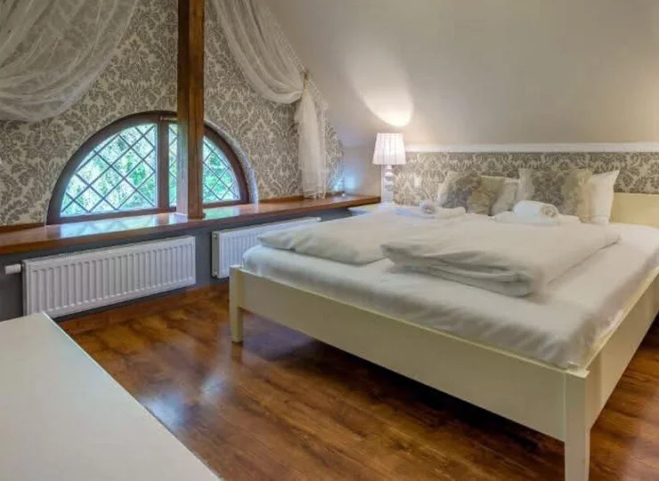 Wyróżnikiem pokoi i apartamentów jest widok na las lub park