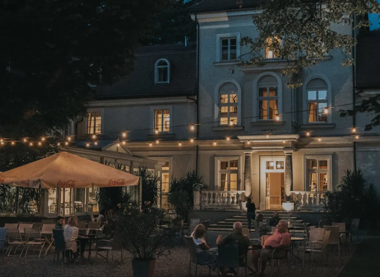 Dwór Sieraków to pełne uroku miejsce, otoczone parkiem