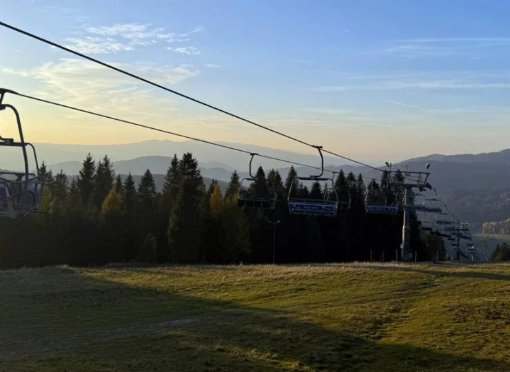 Tuż obok hotelu działa całoroczny wyciąg górski