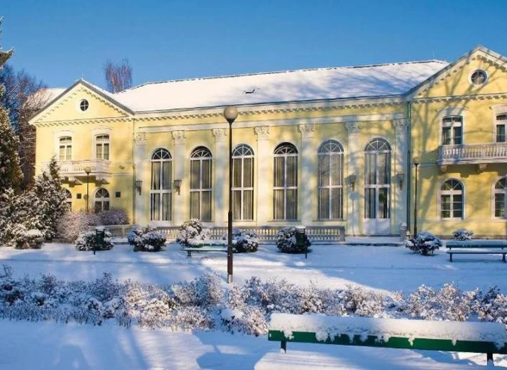 Pawilon Edward w cieplickim Parku Zdrojowym to całoroczny obiekt