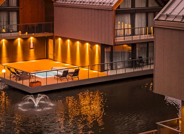Można tutaj zamieszkać w hotelu lub willi z własnym zewnętrznym jacuzzi