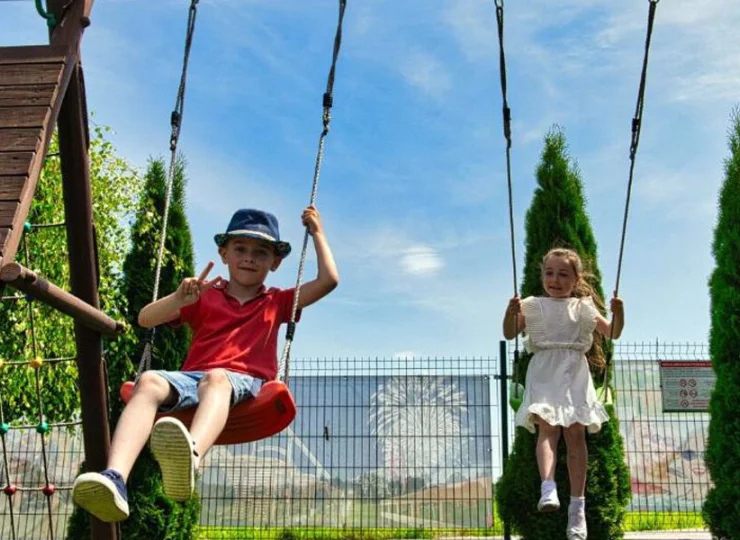 Na dzieciaczki czeka kolorowy plac zabaw