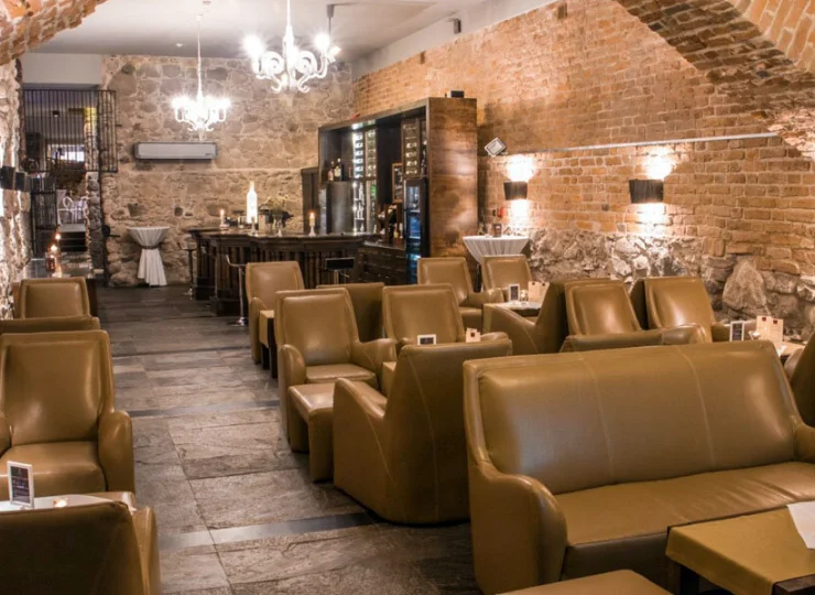 Hotel posiada 2 sale restauracyjne i drink bar