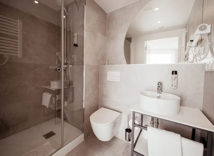 Są też hotelowe kosmetyki, ręczniki oraz suszarka do włosów