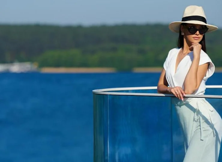 Balkon apartamentu superior ma widok na jezioro