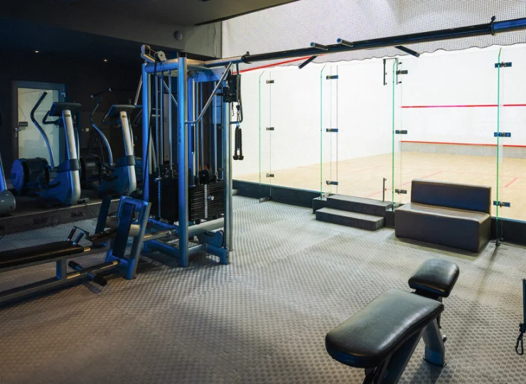 W siłowni można też zagrać w squasha