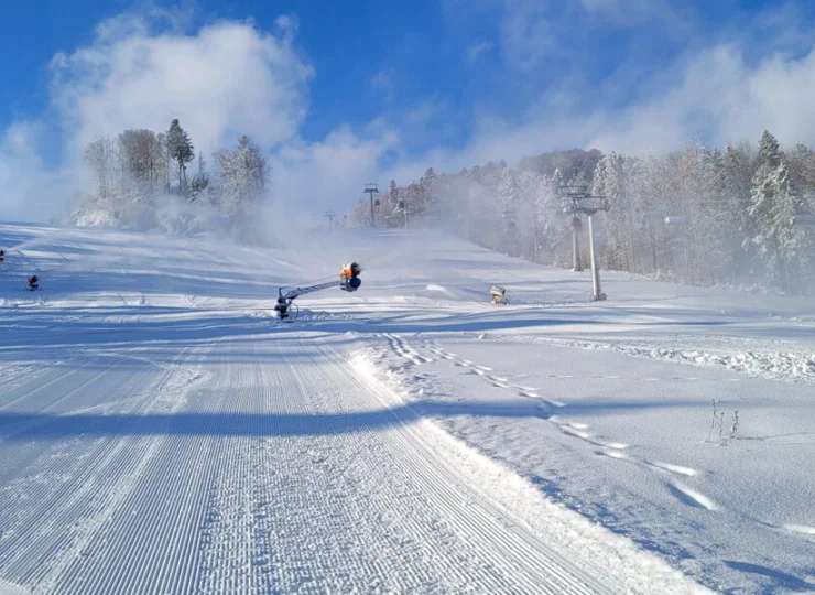Hotel znajduje się bezpośrednio przy trasie narciarskiej na Jaworzynie