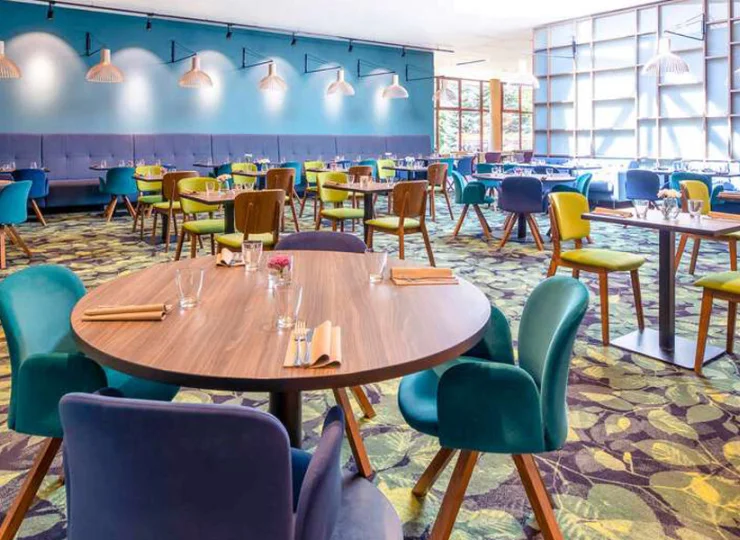 Jasny wystrój restauracji zachęca do wspólnego spożywania posiłków