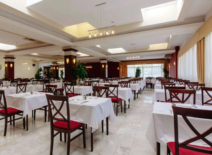 Główna restauracja zaprasza na bufetowe śniadania i obiadokolacje