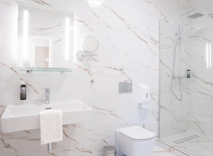 W łazience jest prysznic i suszarka do włosów