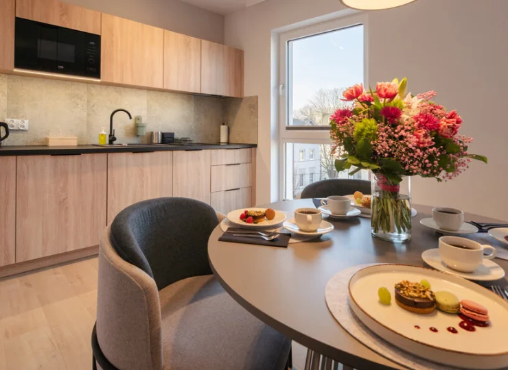 W jego salonie jest aneks kuchenny i wygodny stół z krzesłami